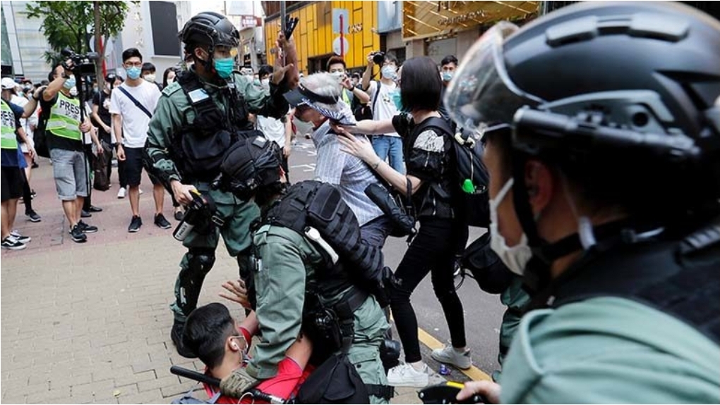 ฮ่องกงเดือดอีก ตร.ล้อมสภาปะทะผู้ประท้วง ทรัมป์ลั่นเล่นงานจีนแน่