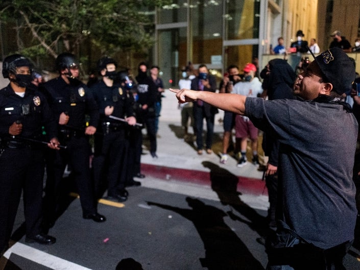 ผู้คนหลายร้อยคนเดินขบวนไปทั่วเมืองลอสแองเจลิสด้วยการประท้วงต่อต้านการตายของจอร์จฟลอยด์