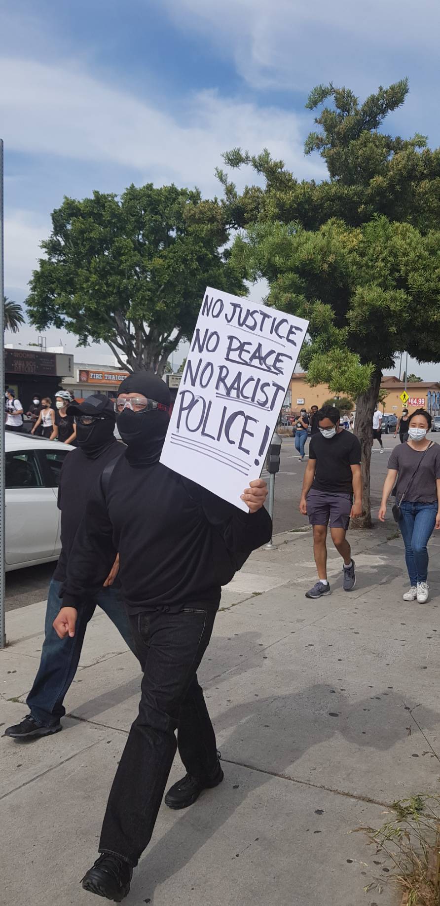 วันที่ 2 มิ.ย. ผู้คนที่กำลังมาประท้วงเดินผ่านไทยทาวน์เพื่อมาสมทบกับกลุ่มใหญ่บนถนน Hollywood Blvd