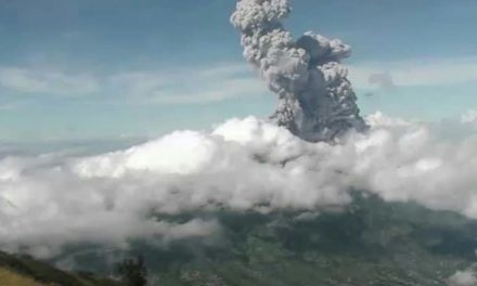 เขาเมอราปี ภูเขาไฟที่จังหวัดชวากลาง ประเทศอินโดนีเซีย เกิดปะทุขึ้นติดต่อกัน 2 ครั้ง