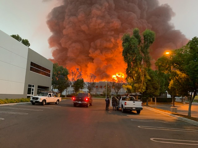 รถพ่วงของอเมซอนขึ้นไปในกองเพลิงขนาดใหญ่ที่อาคารพาณิชย์เรดแลนด์