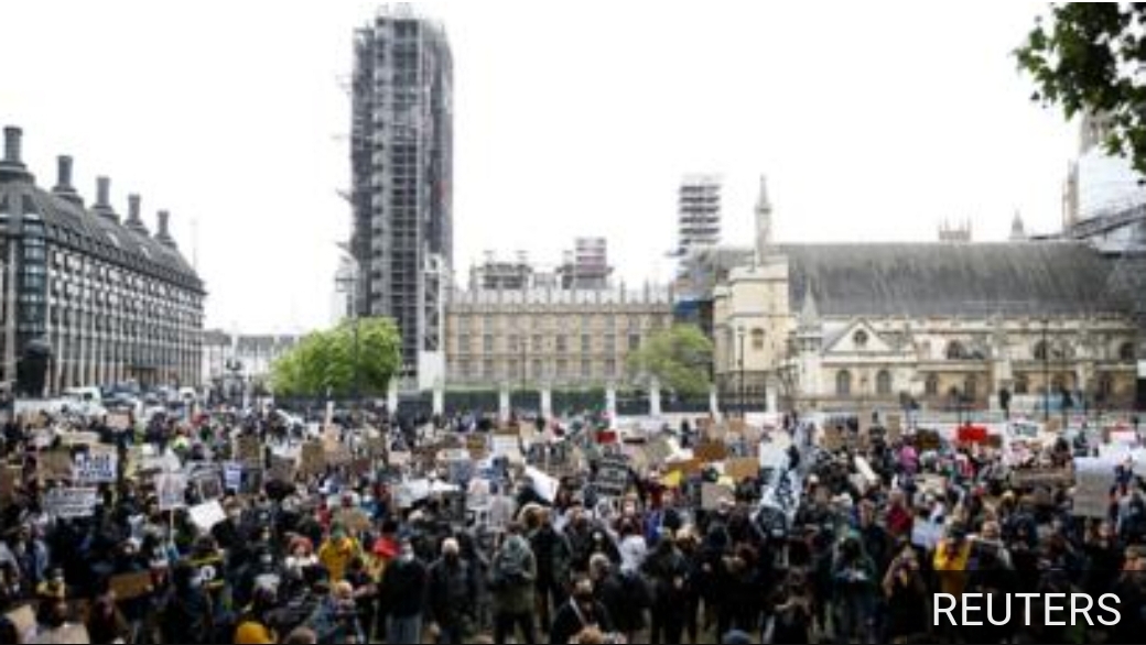 ผู้คนจำนวนมากในสหราชอาณาจักรไม่สนคำเตือนโควิด-19 แพร่ระบาด ออกประท้วงการตายของจอร์จ ฟลอยด์