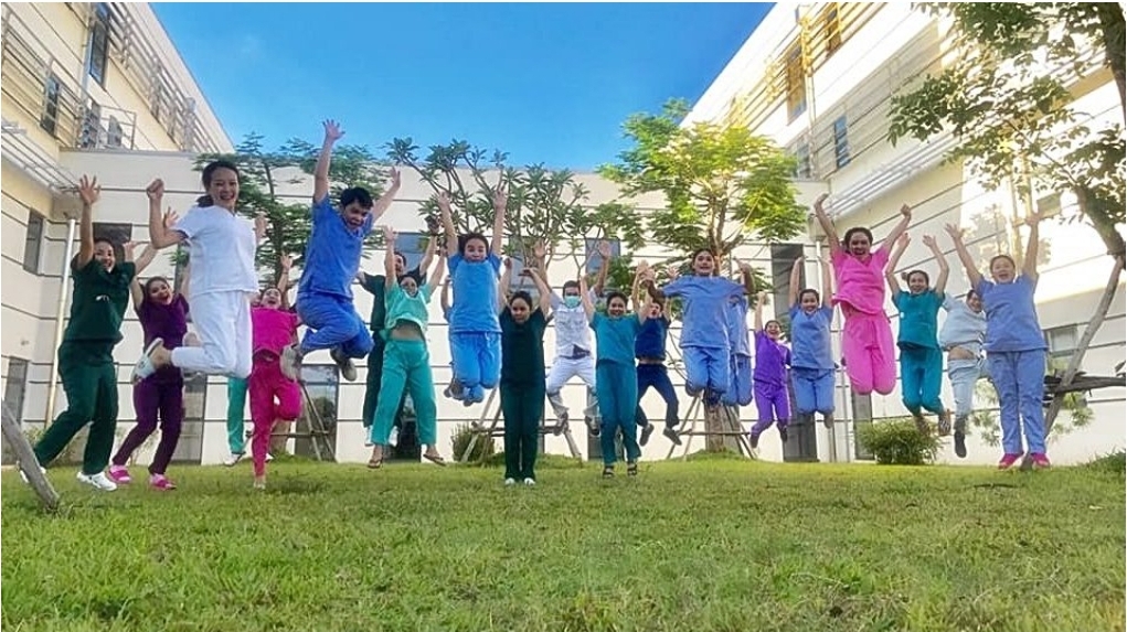 ทีมแพทย์ลาวเฮ ฉลองความสำเร็จพิชิตโควิด ส่งกลับผู้ป่วยรายสุดท้าย