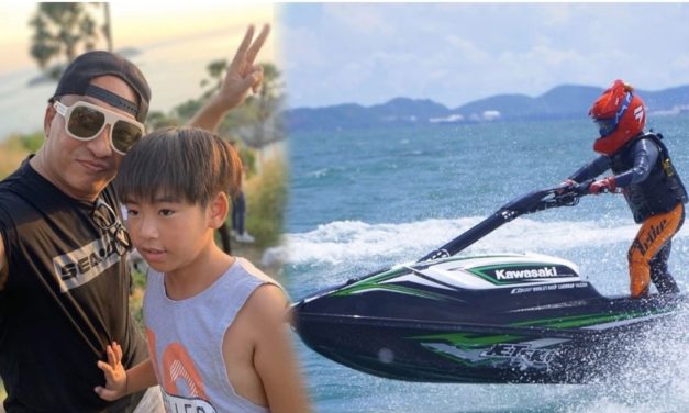 ตัวเล็กแต่แจ๋ว! น้องออก้า โชว์ลีลา ขับเจ็ตสกี โต้คลื่นสูงกว่า 2 เมตร