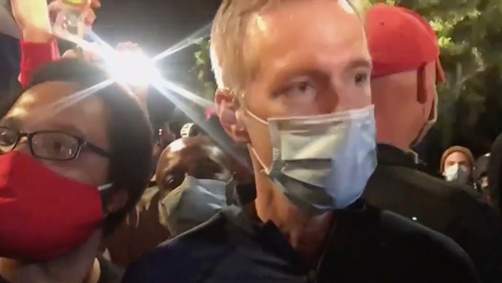 (คลิป) กองกำลังทรัทป์ยิงแกสน้ำตาใส่นายกเทศมนตรีเมือง Portland และผู้ชุมนุม เมื่อคืนวันที่ 22 กรกฎาคม