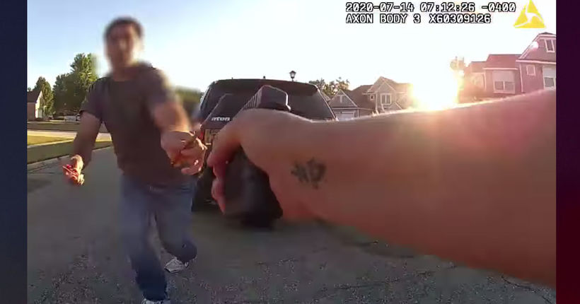 (คลิป!คำเตือนคลิปอาจจะไม่เหมาะกับทุกคน) วิดีโอแสดงการยิงผู้ต้องสงสัยพร้อมมีดของตำรวจหญิงหลายรอบก่อน..