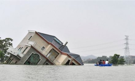 บ้านทรุดเอียงจมน้ำท่วม ผลพวงฝนหนักที่จีน แนวพนังทะเลสาบโผหยางแตก