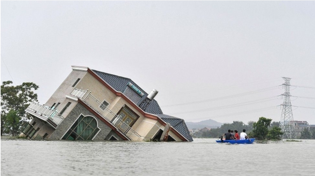 บ้านทรุดเอียงจมน้ำท่วม ผลพวงฝนหนักที่จีน แนวพนังทะเลสาบโผหยางแตก