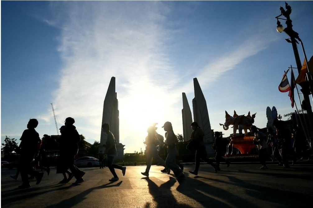 (คลิป) กลุ่มแฟลชม็อบนักเรียน-นักศึกษาร้องเพลง”แฮมทาโร่”วิ่งเป็นวงกลมรอบอนุสาวรีย์ประชาธิปไตย