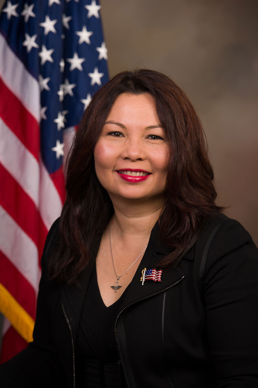 ไขข้อข้องใจเกี่ยวกับ Sen. Tammy Duckworth ว่าเธอสามารถจะเป็นรองประธานาธิบดีของสหรัฐอเมริกาได้หรือ?