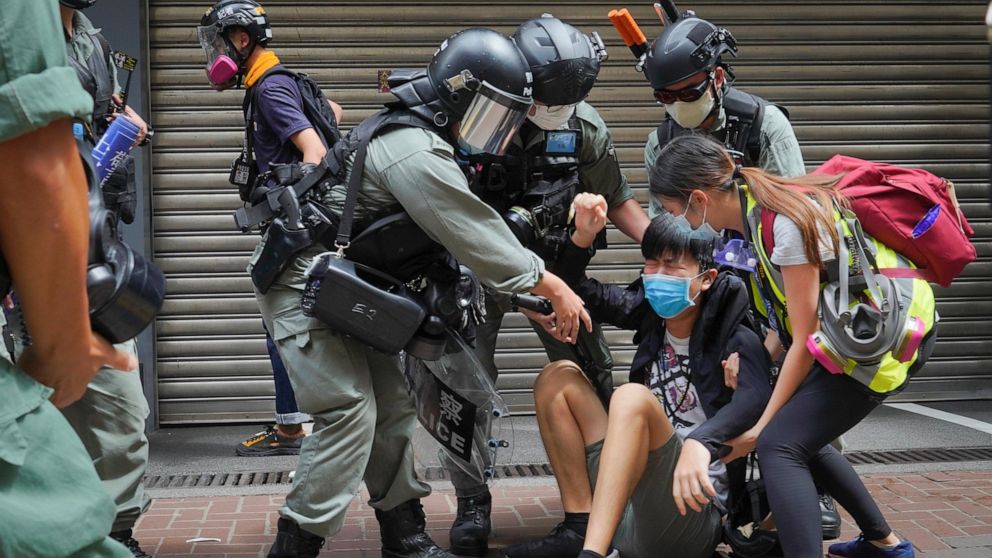 (คลิป) วันแรกที่จีนนำกฎหมายความมั่นคงแห่งชาติของจีนมาใช้กับประชากรฮ่องกง ตำรวจออกจับกลุ่มต่อต้านกว่า 300 คน