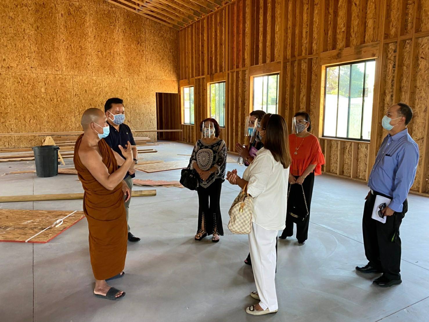 กงสุลใหญ่ นายมังกร ประทุมแก้ว พร้อมข้าราชการสถานกงสุลใหญ่ฯ เข้านมัสการเจ้าอาวาสวัดป่าพุทธยานันทาราม นครลาสเวกัส (ประธานฝ่ายสงฆ์ในพิธีฌาปนกิจศพพระครูวิจิตรบุญสาร) รัฐเนวาดา