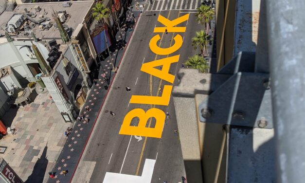 ภาพจิตรกรรมบนถนน Hollywood Blvd เพื่อรำลึก