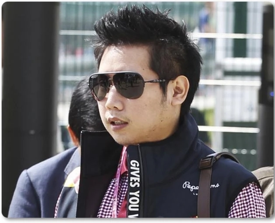 (คลิป) น่าอับอาย! “บอส” ลูกชายเจ้าของกระทิงแดง ถูกสื่อนอกแฉไม่สำนึก ใช้ชีวิตหรูบินรอบโลก หลังขับรถชนตำรวจตายในไทย