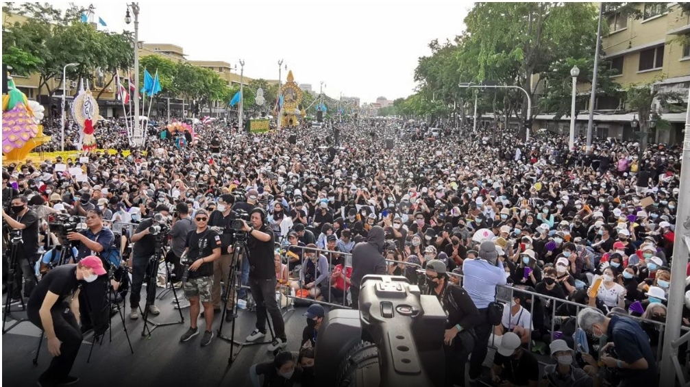 แน่นอนุสาวรีย์ปชต. ประชาชนปลดแอกมากันล้น จี้ไม่เอารัฐประหาร-รบ.แห่งชาติ