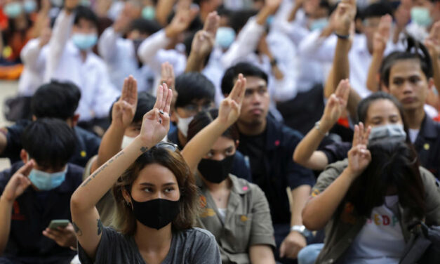 โรงเรียนไทย ‘Hunger Games’ ประท้วงแสดงความยินดีแพร่กระจาย