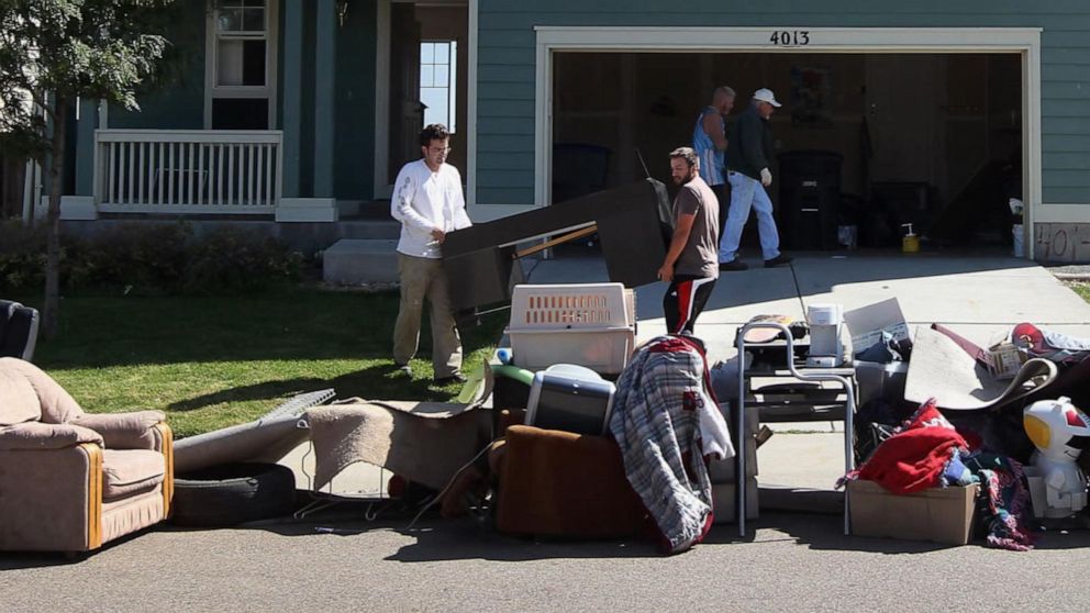 ความกลัวของวิกฤตที่อยู่อาศัยเกิดขึ้นเมื่อเจ้าของบ้านเริ่มพลาดการจ่ายค่าจำนองบ้าน (mortgage) และการจ่ายค่าเช่า