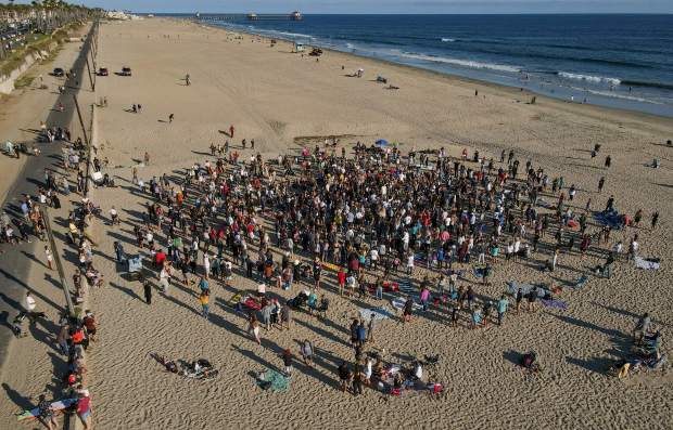 (คลิป) คนร่วมร้อยฝืนกฎหมายหน้ากากอนามัย นมัสการพระเจ้าบนชายหาด