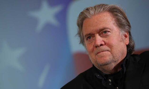Steve Bannon อดีตหัวหน้านักยุทธศาสตร์ของทำเนียบขาวและประธานาธิบดีทรัมป์ถูกฟ้องร้องในข้อหาฉ้อโกงผู้บริจาคเพื่อรณรงค์ให้คำมั่นว่าจะสร้างกำแพงกั้นพรมแดน