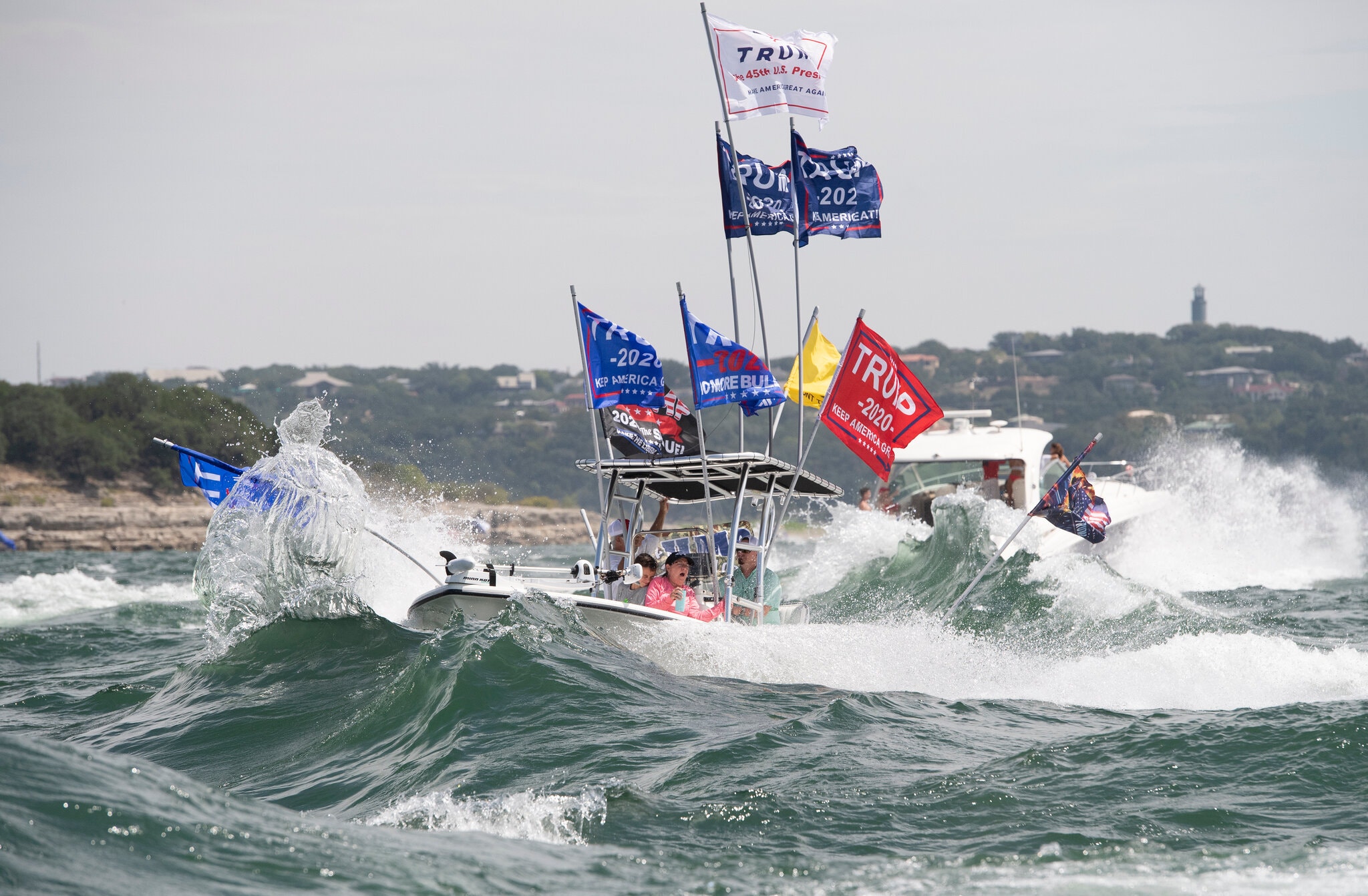 เรืออย่างน้อย 4 ลำจมระหว่างงาน “Trump Boat Parade” ในเท็กซัสเจ้าหน้าที่กล่าว ไม่มีรายงานการบาดเจ็บทันทีในงานซึ่งเกิดขึ้นที่ทะเลสาบเทรวิส รัฐเท็กซัส
