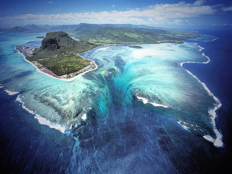 “น้ำตกใต้น้ำ” ที่เกาะมอริเชียส จริงหรือภาพลวงตา