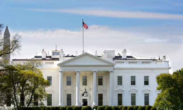 ผู้หญิงที่ต้องสงสัยว่าส่งจดหมายที่มีสารพิษไรซิน (Ricin) ถึงประธานาธิบดีโดนัลด์ทรัมป์ถูกจับกุมขณะพยายามเข้ามาสหรัฐจากแคนนาดา