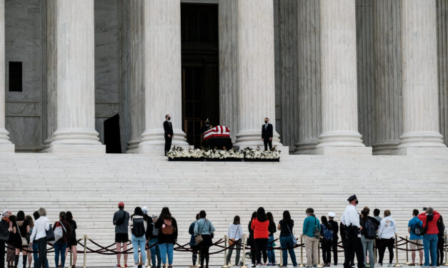 ประธานาธิบดีทรัมป์แสดงความเคารพต่อผู้พิพากษา รูธ เบเดอร์กินส์เบิร์ก ผู้ล่วงลับในเช้าวันพฤหัสบดี ถูกกลุ่มผู้ประท้วงเยาะเย้ยบนถนนด้านล่าง