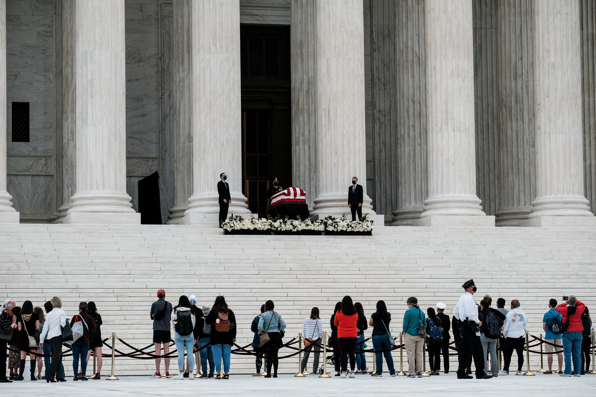ประธานาธิบดีทรัมป์แสดงความเคารพต่อผู้พิพากษา รูธ เบเดอร์กินส์เบิร์ก ผู้ล่วงลับในเช้าวันพฤหัสบดี ถูกกลุ่มผู้ประท้วงเยาะเย้ยบนถนนด้านล่าง
