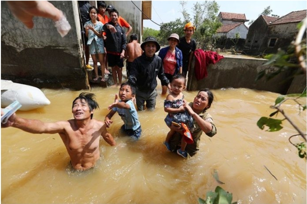 น้ำหลากท่วมเวียดนาม 130 ศพแล้ว สลดสามีเห็นภรรยาจมไปต่อหน้า