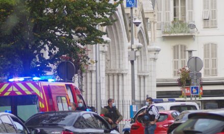 3 คนเสียชีวิตจากการโจมตีที่โบสถ์ฝรั่งเศส ทั่วประเทศที่มีการแจ้งเตือนสูง
