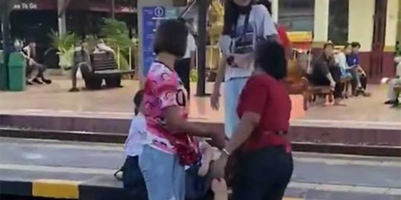 นักเรียนหญิงโดนตบกลางสถานีรถไฟ เพราะไม่ยืนเคารพธงชาติ  ่ป้าดังทั่วโซเชียว ่