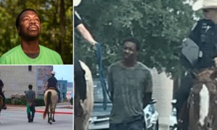 ชายผิวดำที่ถูกนำตัวไปยังเมืองกัลเวสตันรัฐเท็กซัสโดยเจ้าหน้าที่ตำรวจบนหลังม้าฟ้องเมืองนี้ในราคา 1 ล้านดอลลาร์