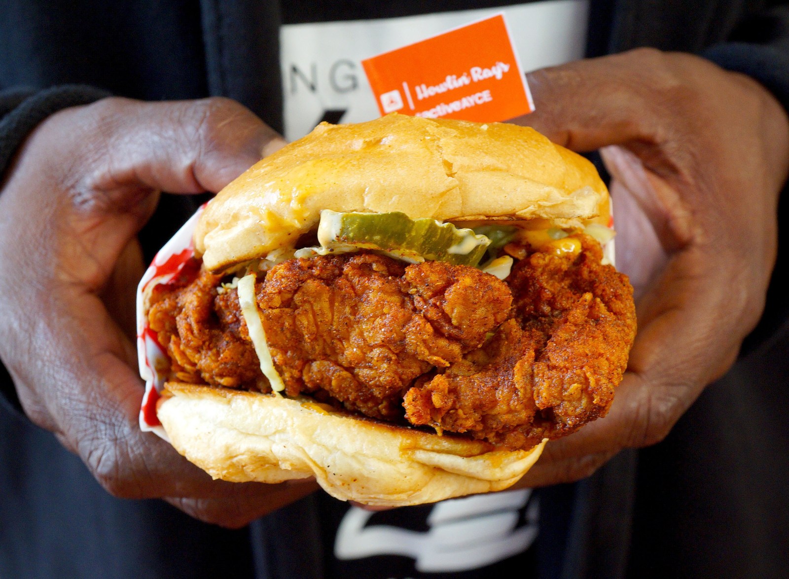 Howlin Ray’s ทำไมไก่ทอดรสเผ็ดร้อน แรงบันดาลใจจาก แนชวิลล์  แม้คนทานต้องยืนคิวกว่า 1 ชม…ก็รอ