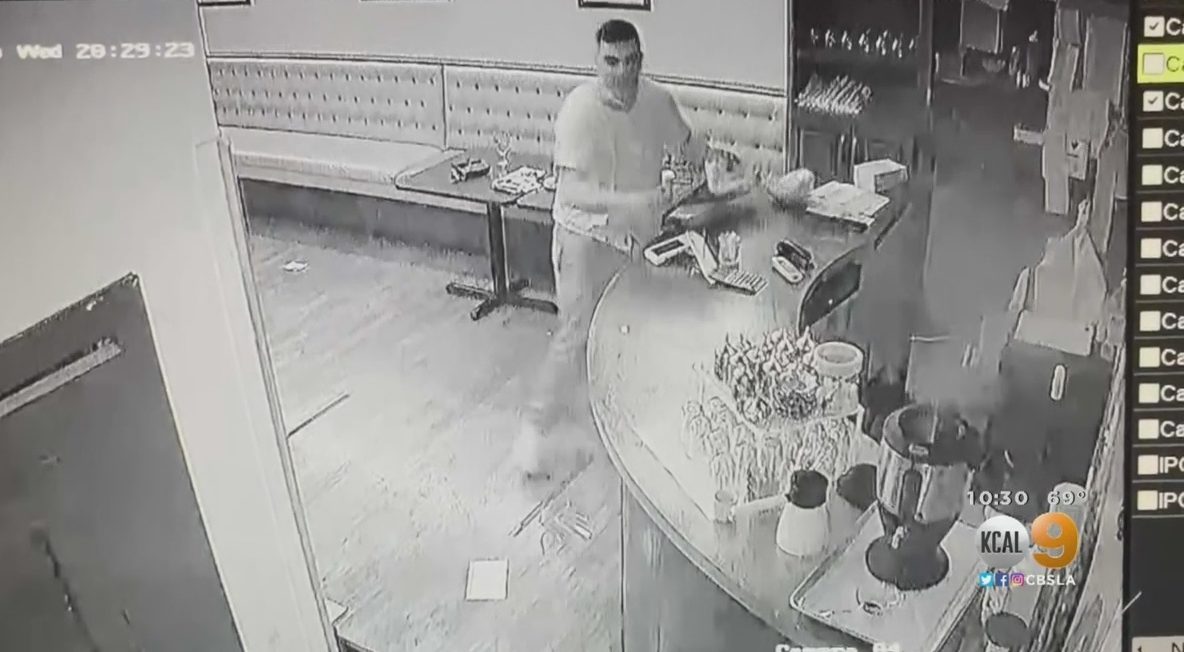 ชายหนุ่มชาวอามีเนี่ยนหลายคนบุกเข้าทำลายข้าวของในร้านอาหาร Istanbul ของชาว Turkish ในเมือง Beverly Hills