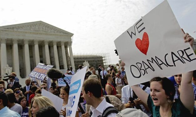 ศาลสูงสหรัฐฯ เริ่มต้นการไต่สวนคดีที่พรรครีพับลิกันยื่นฟ้อง เพื่อยกเลิกกฎหมายประกันสุขภาพถ้วนหน้า หรือ โอบามาแคร์ หลังมีตุลาการครบองค์ประชุมแล้ว