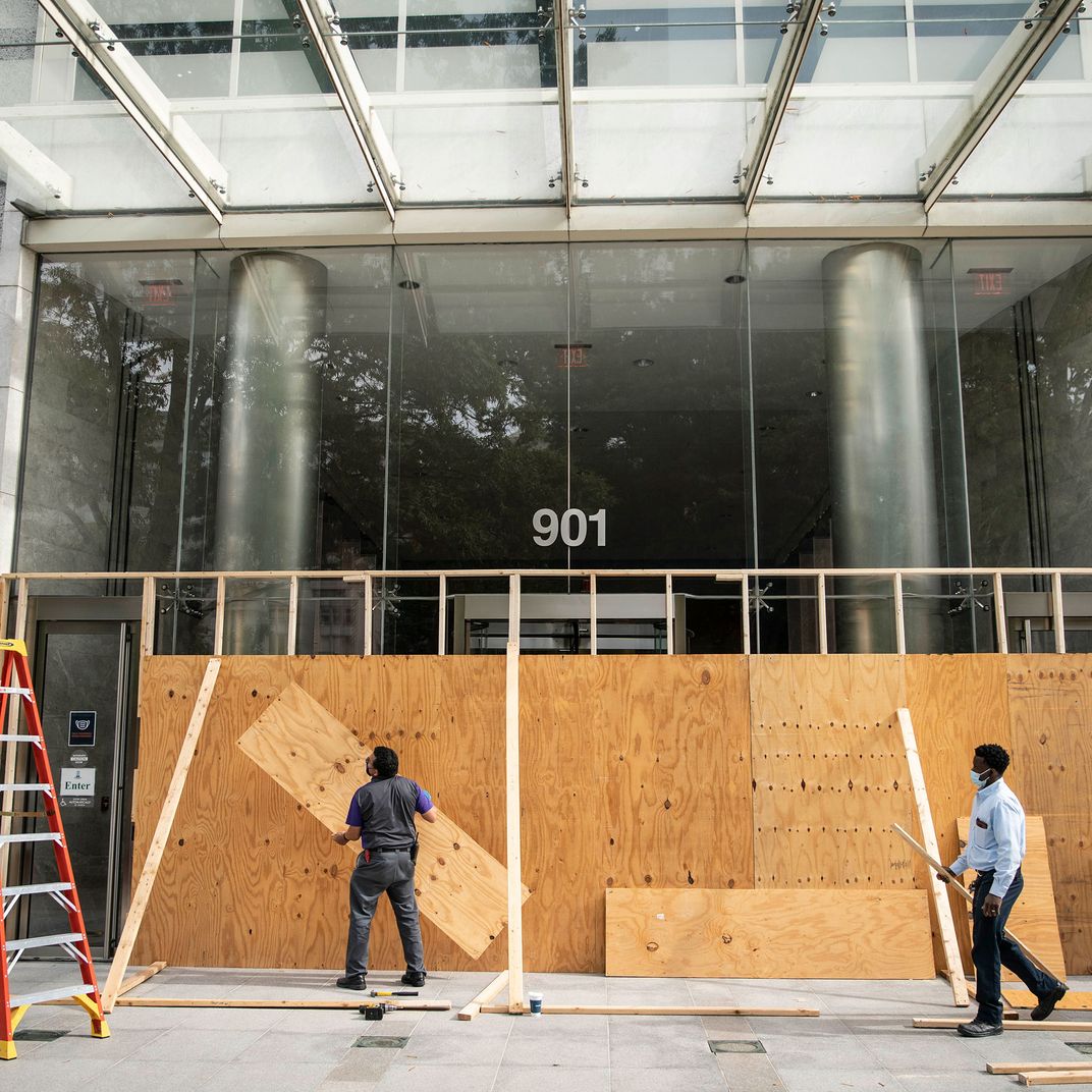 ร้านค้าติดไม้กระดานในลอสแองเจลิสและที่เมืองอื่น ๆ ทั้วอเมริกาที่คาดว่าจะเกิดความรุนแรงในการเลือกตั้ง