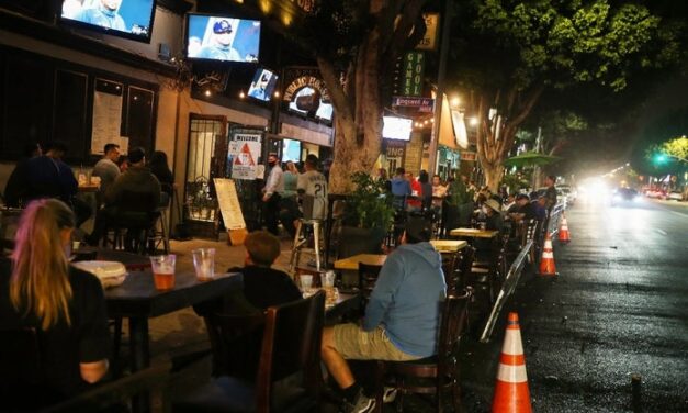 แอลเอเคาน์ตี้ลดชั่วโมงการทำงานของบางธุรกิจ ‘จำกัด’ ขนาดการชุมนุมกลางแจ้งเพื่อต่อสู้กับโควิด -19