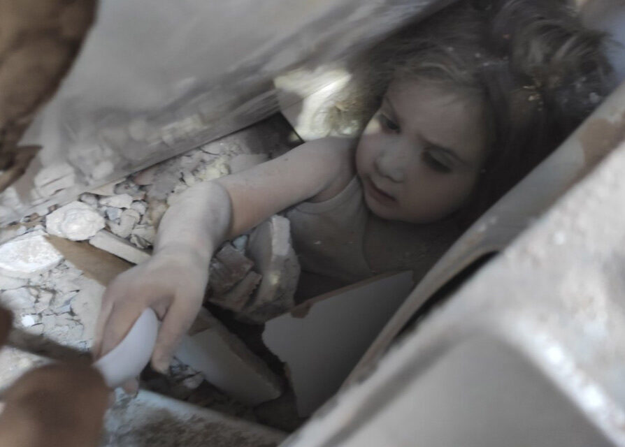หน่วยกู้ภัยตุรกีดึงเด็กหญิงขึ้นจากซากปรักหักพัง 4 วันหลังแผ่นดินไหว