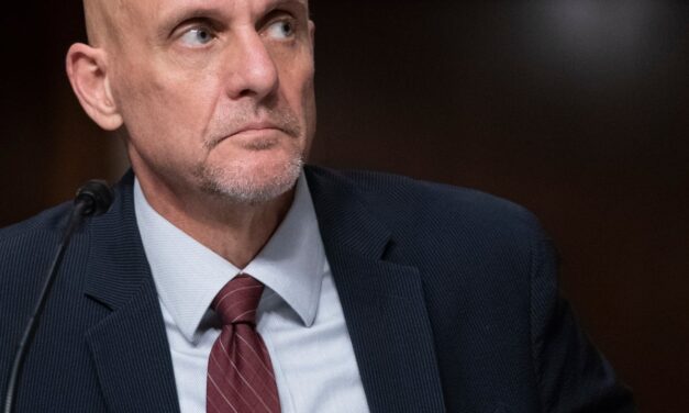 ทำเนียบขาว Mark Meadows ขู่ Stephen Hahn หัวหน้าสำนักงาน FDA