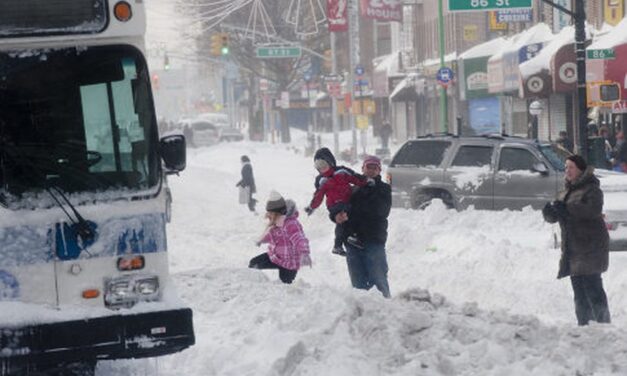พายุหิมะนอร์อีสเตอร์พัดถล่มภาคตะวันออกเฉียงเหนือของสหรัฐฯ