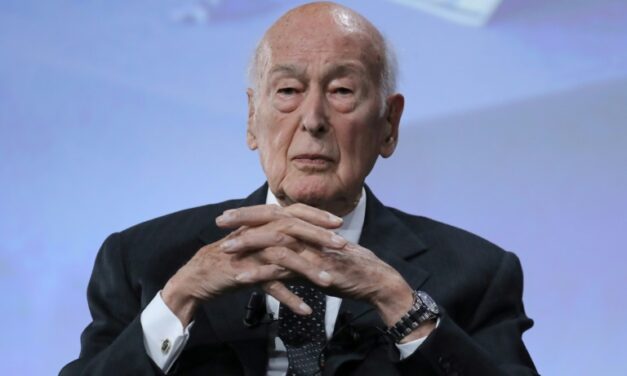 Giscard d’Estaing อดีตประธานาธิบดีฝรั่งเศสเสียชีวิตด้วยโรคโควิด-19 วัย 94