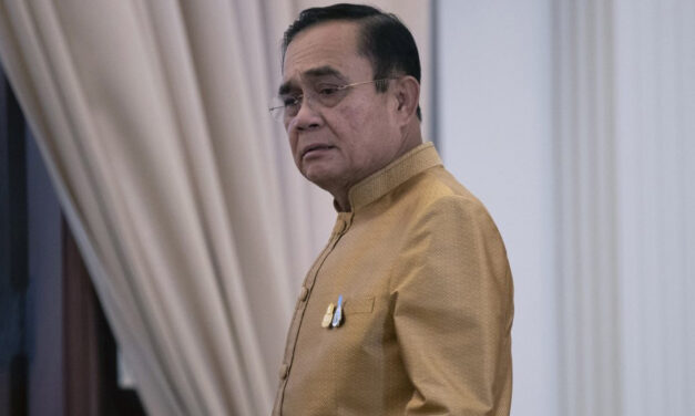 ผู้นำไทย นายกรัฐมนตรีประยุทธจันทร์โอชา ต้องเผชิญกับคำตัดสินของศาลที่อาจทำให้เขาต้องพ้นจากตำแหน่ง