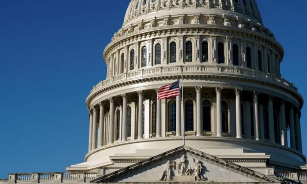 ทรัมป์ลงนามในกฎหมาย $900 Billion Stimulus Package II ดีโมแคทยังต้องการ $2000 เช็คที่ทรัมป็เรียกร้อง