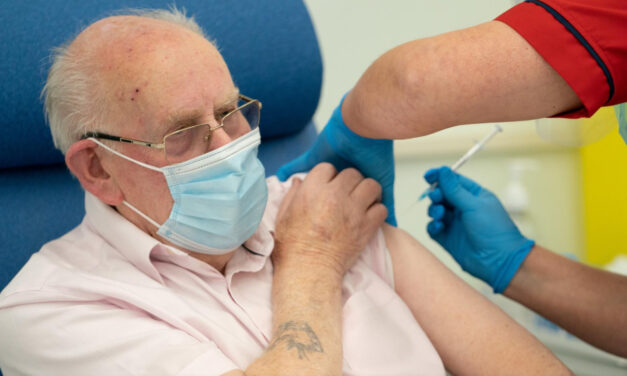 สหราชอาณาจักรเตือนผู้ที่มีอาการแพ้อย่างรุนแรงให้หลีกเลี่ยงวัคซีนไฟเซอร์หลังจากเกิดอาการไม่พึงประสงค์สองครั้ง