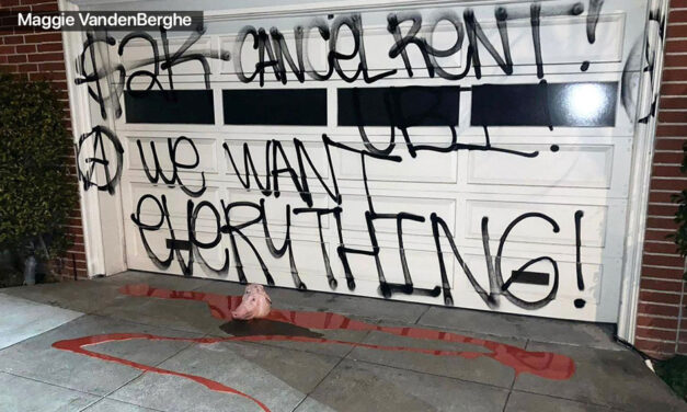 บ้าน Nancy Pelosi ที่ ซานฟรานซิสโก ถูกทำลายด้วยสีกระป๋องและหัวหมูพร้อมสีแดงเหลือด