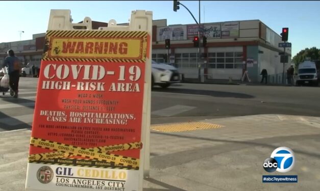 ป้ายบริเวญชุมชนหลายแห่งส่งสัญญาณเตือน COVID-19 ในพื้นที่เสี่ยงสูงของแอลเอ ซึ่งมีผู้เสียชีวิตเพิ่มขึ้น