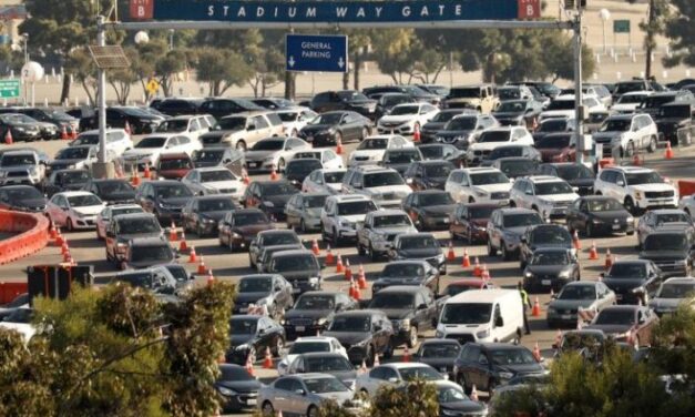 Dodger Stadium ผู้ประท้วงมีสมาชิกกลุ่มต่อต้านวัคซีนและกลุ่มขวาจัด บางคนถือป้ายแสดงการฉีดวัคซีน COVID-19