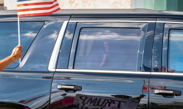 อดีตประธานาธิบดีโดนัลด์ทรัมป์ได้แยกทางกับทนายความเอกสองท่านในคดีปลุกปั่นการก่อกบฎ ในเวลาหนึ่งสัปดาห์ก่อนเปิดคดี