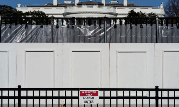 เจ้าหน้าที่ในทำเนียบขาวแสดงความคิดเห็น ‘ไม่มีใครสนใจ. เลย ‘ เจ้าหน้าที่ทรัมป์เซถลาไปสู่จุดจบ