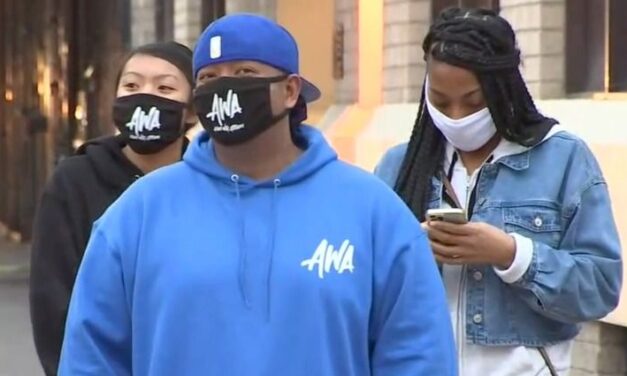 สมาชิกชุมชนชาวผิวดำและชาวเอเชีย 500 คนร่วมชุมนุมในโอกแลนด์เมื่อวันหยุดสุดสัปดาห์เห็นคลื่นของการโจมตีการโจรกรรม